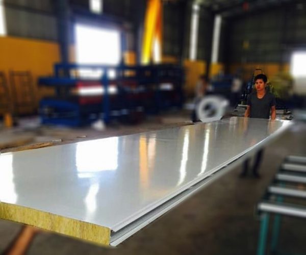 Tấm Panel Glasswool 3 lớp tôn nền dày 0.40mm + Glasswool 50mm 48kg/m3 + tôn 0.40mm