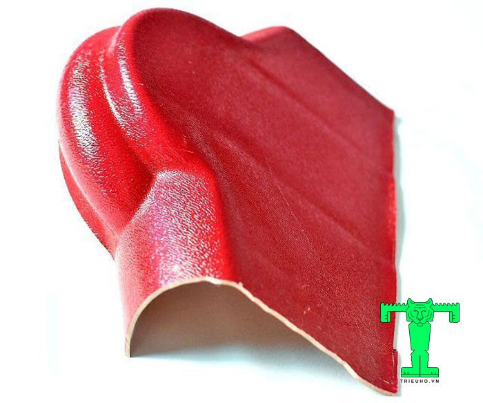 Tấm úp góc nóc mái ngói nhựa PVC có hình dáng như dáng ngồi của con ếch. Tấm úp góc nóc có góc uốn 120độ nên có thể linh hoạt cố định trên ngói nhựa.