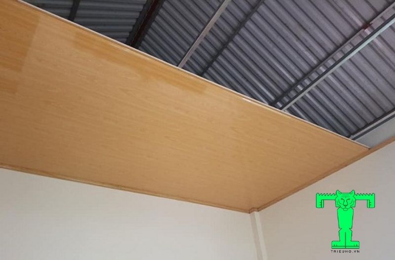 Sản phẩm trần panel tôn xốp bền hơn các loại trần nhựa thông thường
